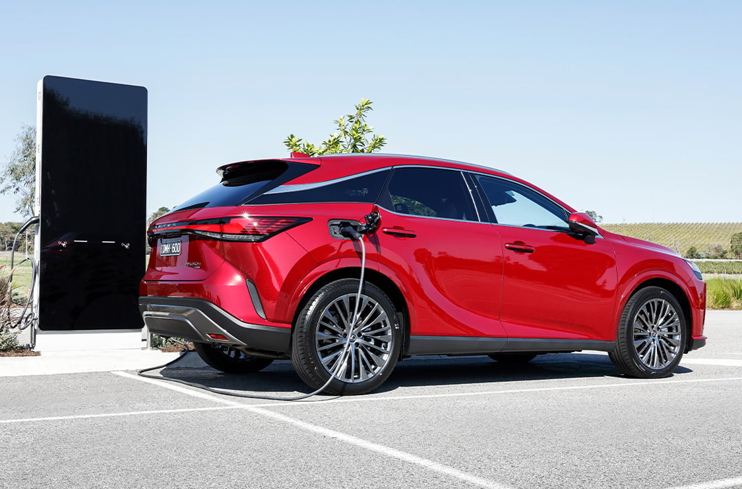 Red Lexus RX 450h+